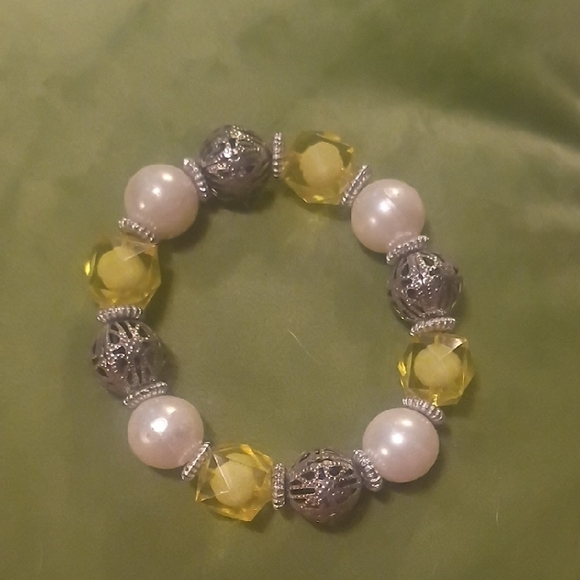 Yellow and White Beaded Stretch Bracelet with Silver Accents - Picture 2 of 2